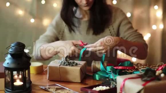 年轻女子在家中包装圣诞礼物视频的预览图