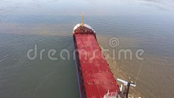 多瑙河上的货船鸟瞰图视频的预览图