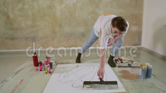 年轻艺术家在艺术工作室创造美视频的预览图