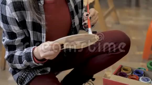 女孩在画布上用颜料作画艺术工作室课程视频的预览图