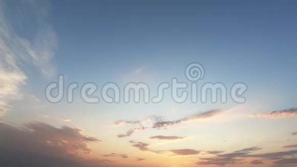 景区橘色晚霞天空背景视频的预览图