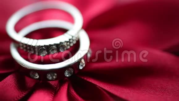 红弓上的结婚戒指视频的预览图