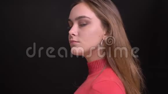 年轻美丽的白种人女性的特写镜头从侧面转向镜头视频的预览图