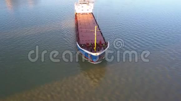 多瑙河上的货船鸟瞰图视频的预览图