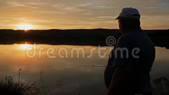 日落时渔夫的剪影视频的预览图
