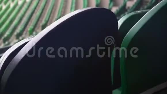 足球场上的一排排座位视频的预览图