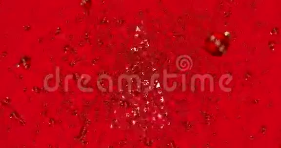 数字红色装饰圣诞球动画在红色背景和圣诞树的漩涡中飞舞视频的预览图