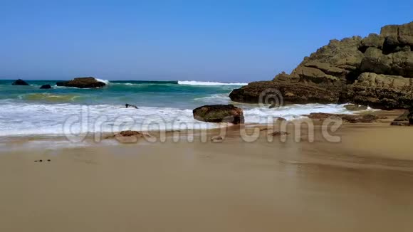 葡萄牙大西洋海岸的桑迪和岩石海滩视频的预览图