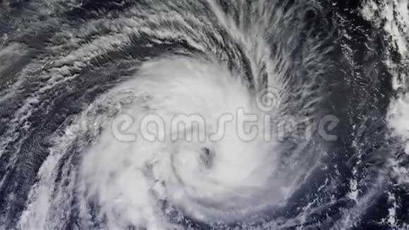 海面上的飓风卫星图像视频的预览图