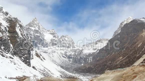 尼泊尔喜马拉雅山ChoOyu山上的云运动视频的预览图