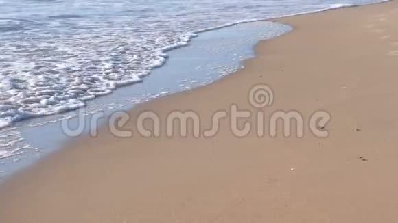 沙滩上有泡沫的长海浪视频的预览图