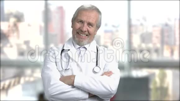 在模糊的背景上微笑高级医生视频的预览图