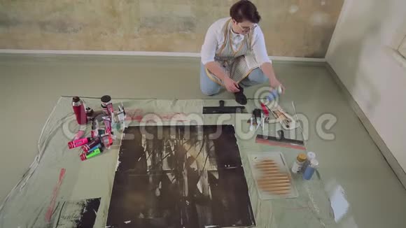 年轻艺术家在艺术工作室创造美视频的预览图