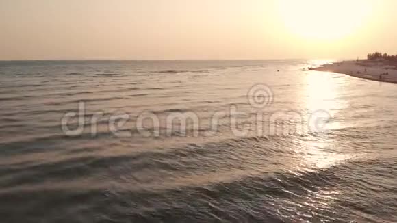 美丽的日落天空中的海洋景观视频的预览图