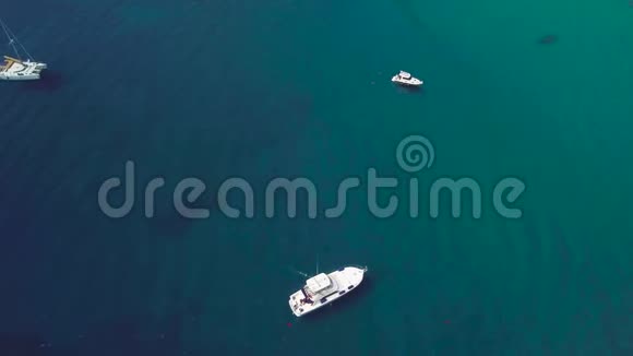 在大西洋停泊的船只的鸟瞰图兰萨罗特西班牙加那利群岛视频的预览图