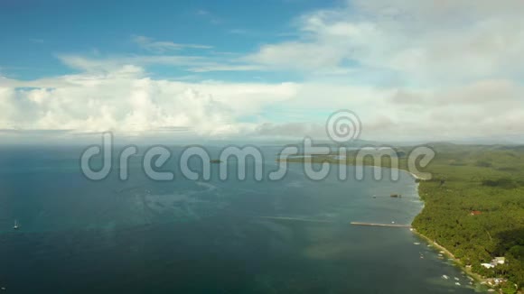 带有热带岛屿和绿松石水的海景视频的预览图