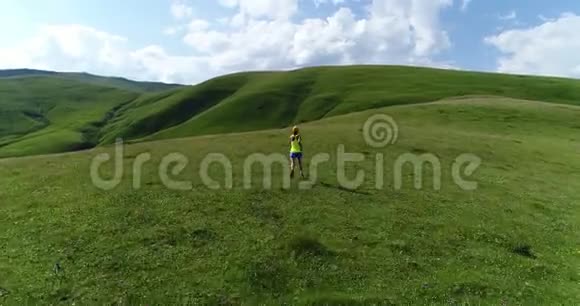 在草地上奔跑的女人视频的预览图