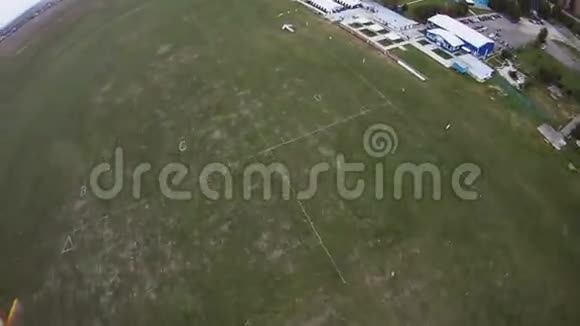 跳伞者降落在绿野上极限运动肾上腺素专业人员视频的预览图