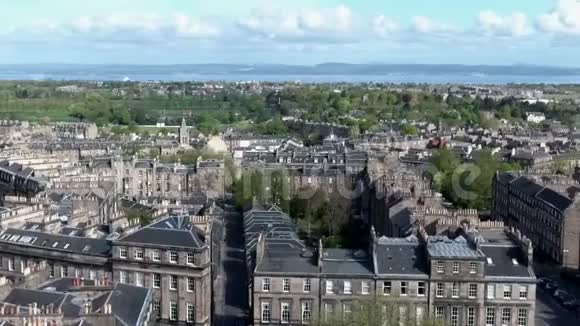 苏格兰爱丁堡城市历史城镇日航拍视频的预览图