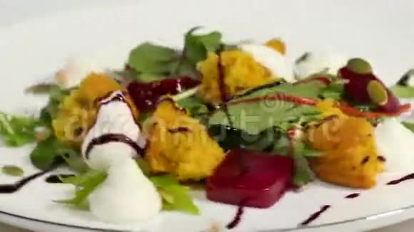 沙拉与鲱鱼甜菜根辣椒红洋葱芥末和香醋生菜甜菜根和鲑鱼沙拉视频的预览图