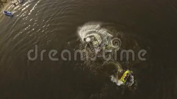 河上的飞板骑手空中录像视频的预览图