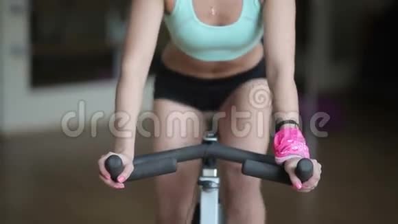 有魅力的女孩骑着运动自行车视频的预览图