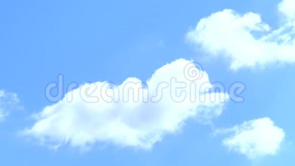 下午白云在蓝天上移动的视频视频的预览图
