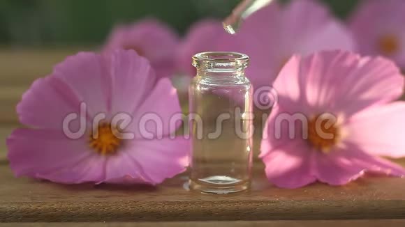 美丽的玻璃罐背景上的花朵精华视频的预览图