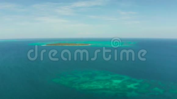 带沙滩的热带岛屿巴拉巴克巴拉望菲律宾视频的预览图