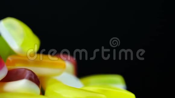 鲜艳可口色彩鲜艳的果酱糖果的镜头旋转视频的预览图