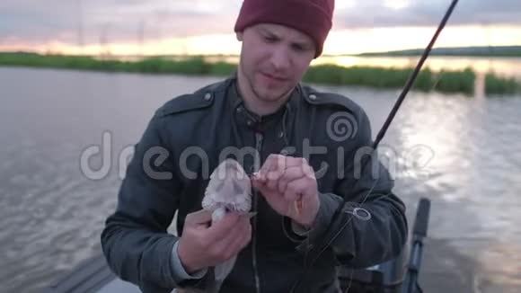 湖上有鱼的年轻人视频的预览图