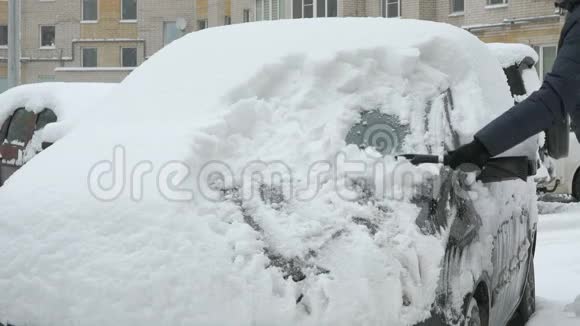 人从雪地里清洁汽车视频的预览图