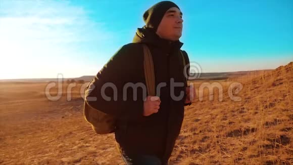 一个背包客的剪影徒步旅行者稳定运动视频生活方式阳光日落人侧视走向视频的预览图
