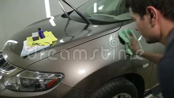 一名工人在洗车场上抛光车视频的预览图
