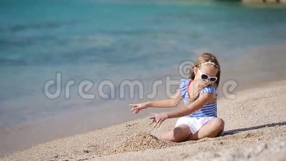 希腊假期海滩上可爱的小女孩视频的预览图