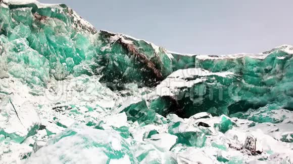 北极雪背景上的绿松石颜色冰川视频的预览图