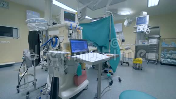 有设备的手术室视频的预览图