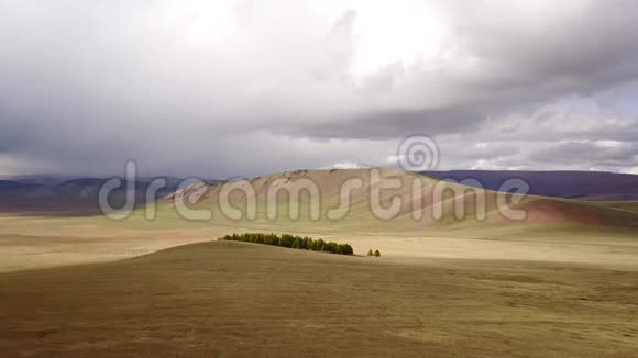 蒙古景观的无人机景观视频的预览图