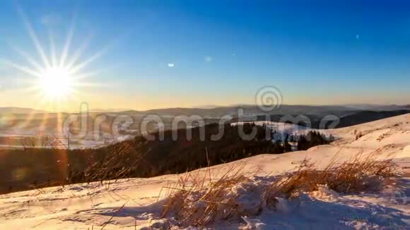 喀尔巴阡山脉的日落和黄昏的星星视频的预览图