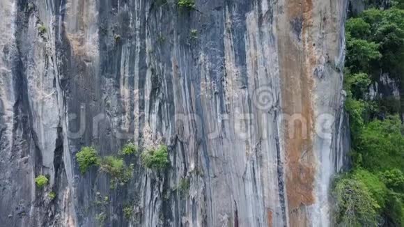 覆盖着郁郁葱葱的热带绿色植物的石灰石岩石的鸟瞰图克拉比和苏拉塔尼的山顶景观视频的预览图