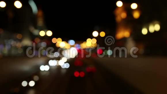 城市夜间车辆通行重点之外视频的预览图