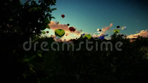 气球飞在湖面上环绕着群山美丽的日落倾斜视频的预览图