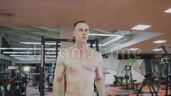 一个男人在健身房用哑铃训练视频的预览图