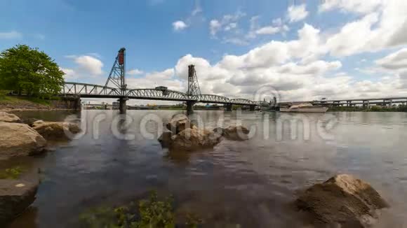威拉米特河和波特兰的霍桑桥上的云层时间流逝视频的预览图