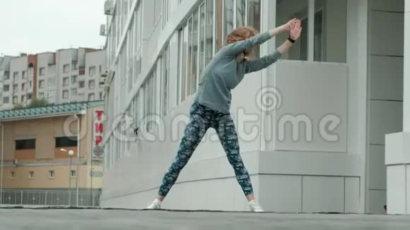 一位年轻的健身妇女在住宅区跑步视频的预览图