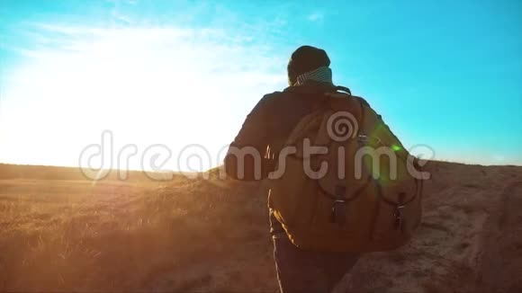 一个背包客的剪影徒步旅行者稳定运动视频阳光日落人侧视走向成功视频的预览图