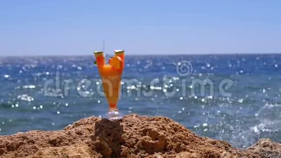 以红海为背景的礁滩玻璃展台上的异国鸡尾酒埃及视频的预览图