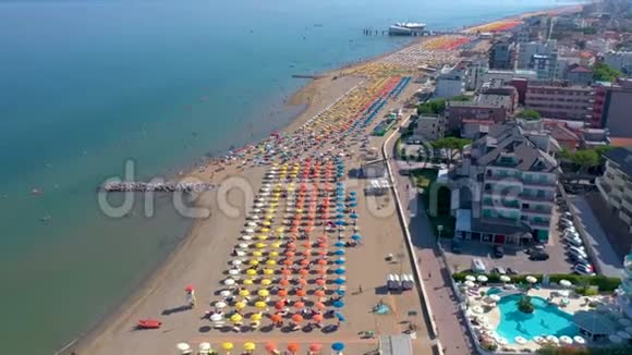 意大利利尼亚诺2019年5月意大利亚得里亚海海岸线的利尼亚诺海滩空中无人机视图夏天的欧洲视频的预览图