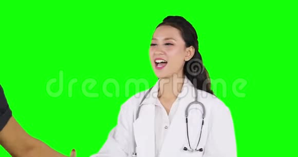 女医生和病人握手视频的预览图