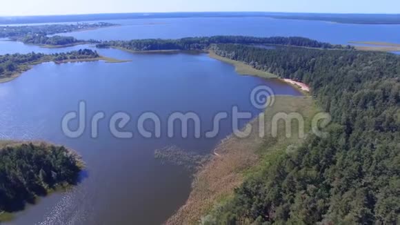 俄罗斯塞利格湖上岛屿和城镇的鸟瞰图视频的预览图